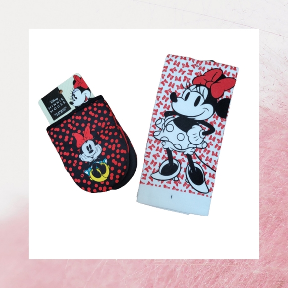 Disney Minnie Mouse matching set of oven mitts and kitchen towels - Picture 1 of 4